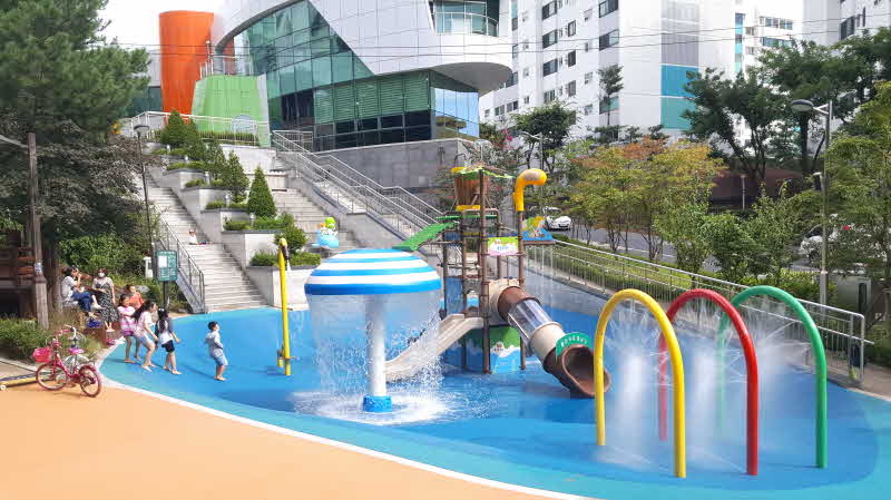 2. [도봉사진] 2020년 도봉구 쌍문동 둘리뮤지엄 앞 어린이 물놀이장 시범운영 모습_01.jpg