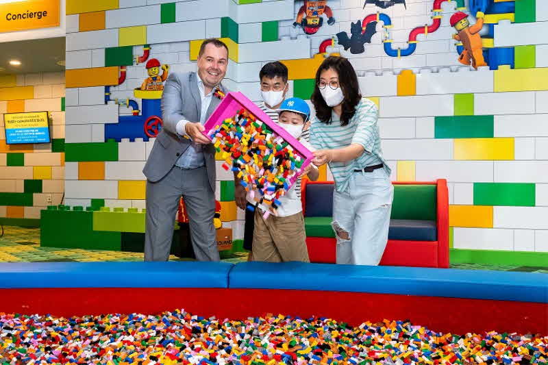 [사진2] 레고랜드 호텔 1호 투숙객 가족들이 호텔 1층 ‘브릭 피트(Brick Pit)’에서 필 로일 레고랜드 코리아 리조트 사장과 함께 즐거운 시간을 보내고 있다..jpg