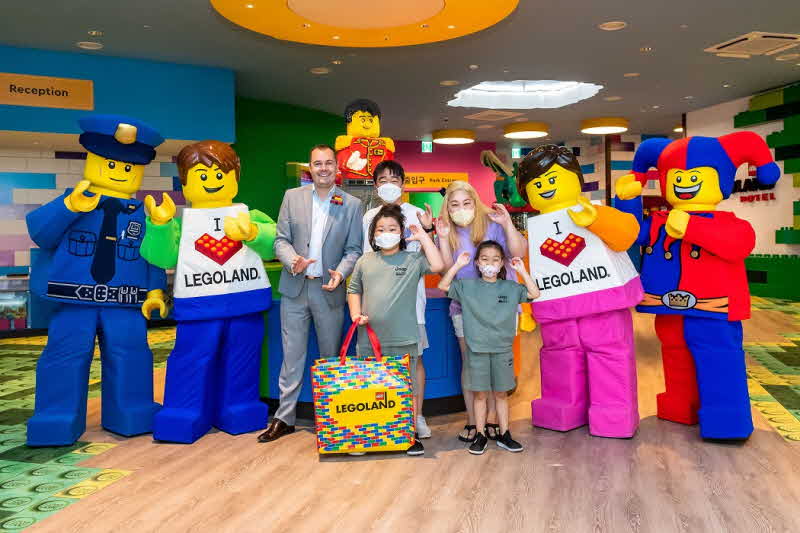 [사진3] 필 로일 레고랜드 코리아 리조트 사장이 레고랜드 호텔 1호 투숙객 가족들에게 선물을 증정하고 기념사진을 촬영하고 있다.jpg