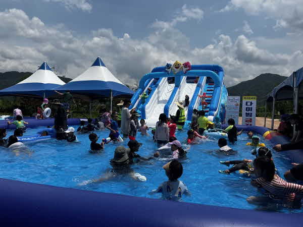 [거창군]7.11.(월)보도자료(거창창포원 꽃향기 속 어린이 물놀이장 본격 운영)1.JPG