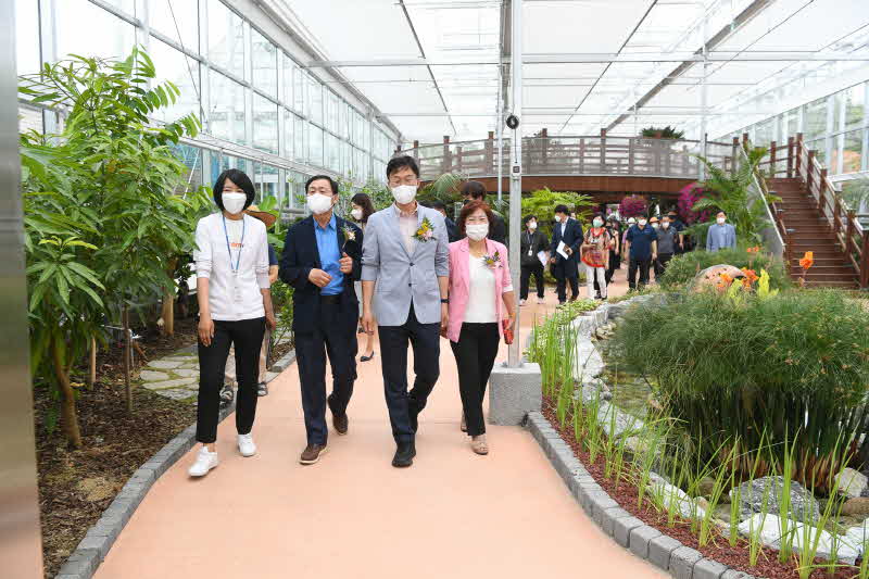 88.안산식물원 2년 만에 새롭게 개장…온실 1개동 증축 (이민근 안산시장이 23일 새롭게 개장한 안산식물원을 둘러보고있다.).jpg
