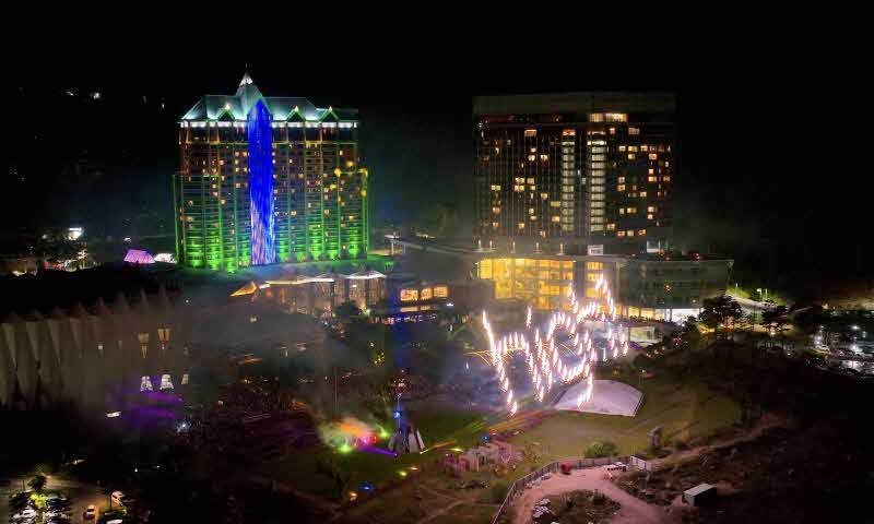 [하이원리조트]하이원 그랜드호텔 광장에서 진행된 '하이원 멀티미디어 드론쇼' 모습.jpg