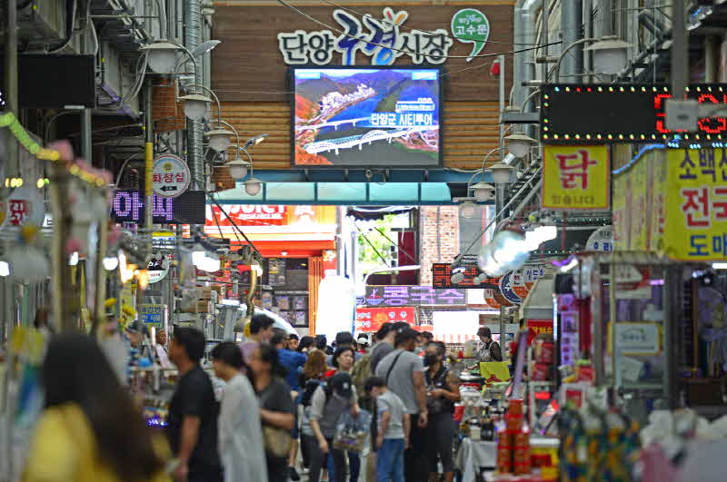 [꾸미기]보도1)구경시장 관광객 (1).jpg