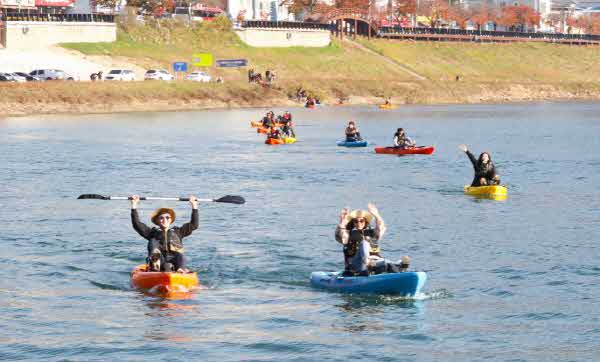 보도1)패들보딩 체험하는 관광객들.jpg