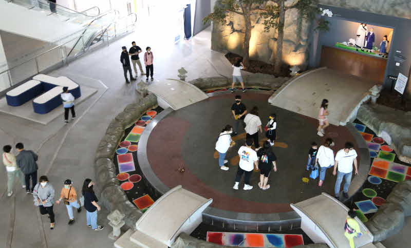 관광객들이 유교랜드를 관람하고 있다.JPG