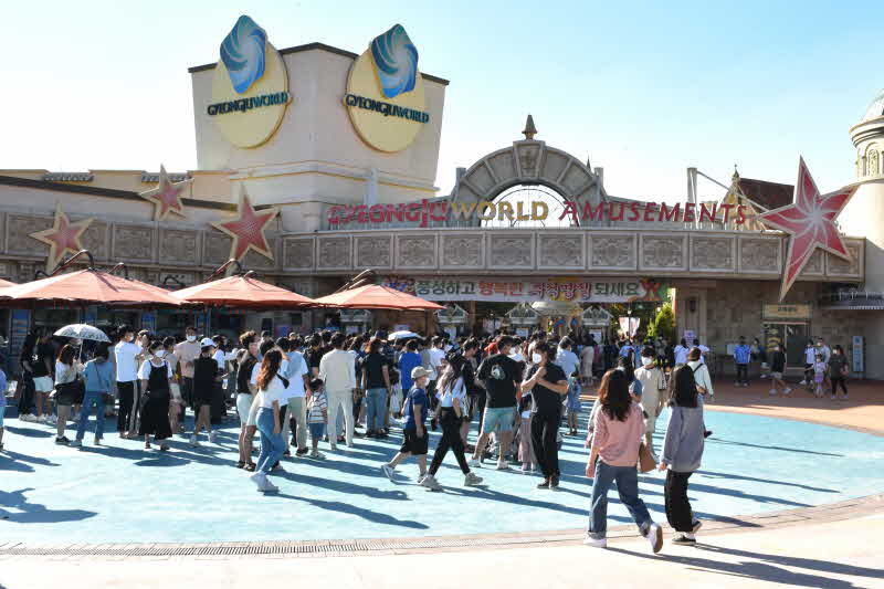 지난해 추석연휴 보문단지 내 경주월드를 찾은 관광객들이 입장을 기다리고 있다..JPG