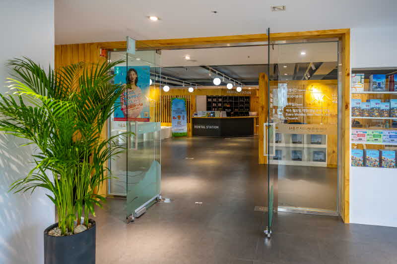 1. 서울 도심 등산관광센터의 출입구 모습.JPG