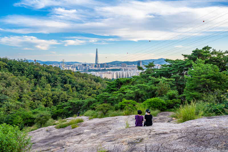 6. 아차산 고구려정 쪽에서 바라본 롯데타워 주변 풍경.JPG