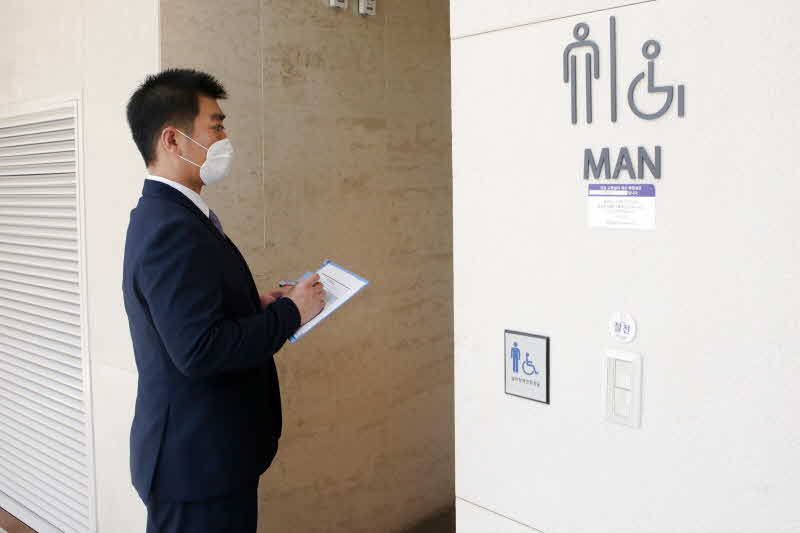 하이원리조트 고객가치팀 직원이 관광약자 위한 서비스 매뉴얼 기반 체크리스트로 고객용 화장실을 점검하고 있다..JPG
