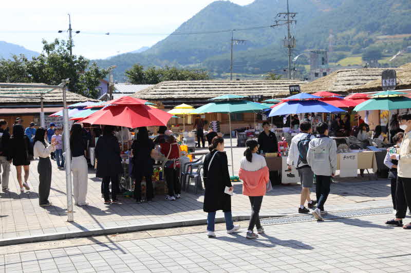 강원랜드사회공헌재단의 소셜마켓지원사업으로  개최된  맹글장 레일마켓 (정선 아우라지역).jpg