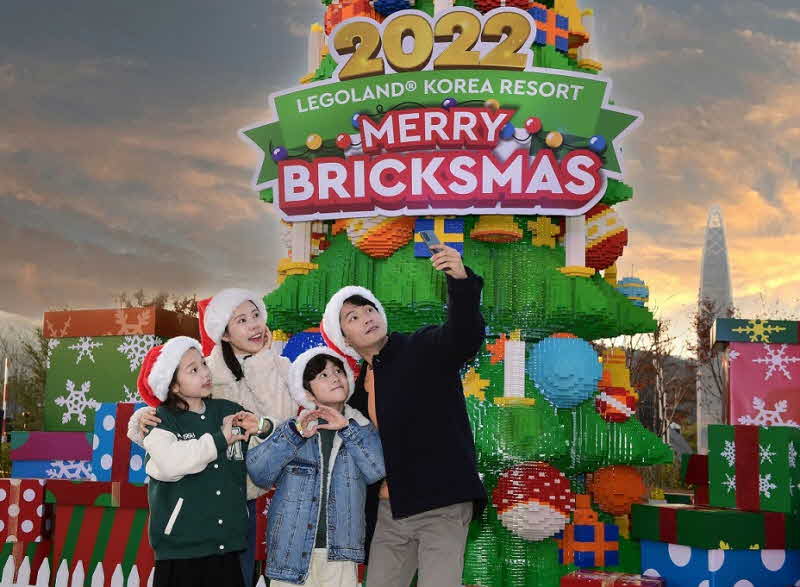 [사진 1] 높이 9m, 레고® 듀플로® 브릭 36만개로 만들어진 크리스마스 트리.jpg