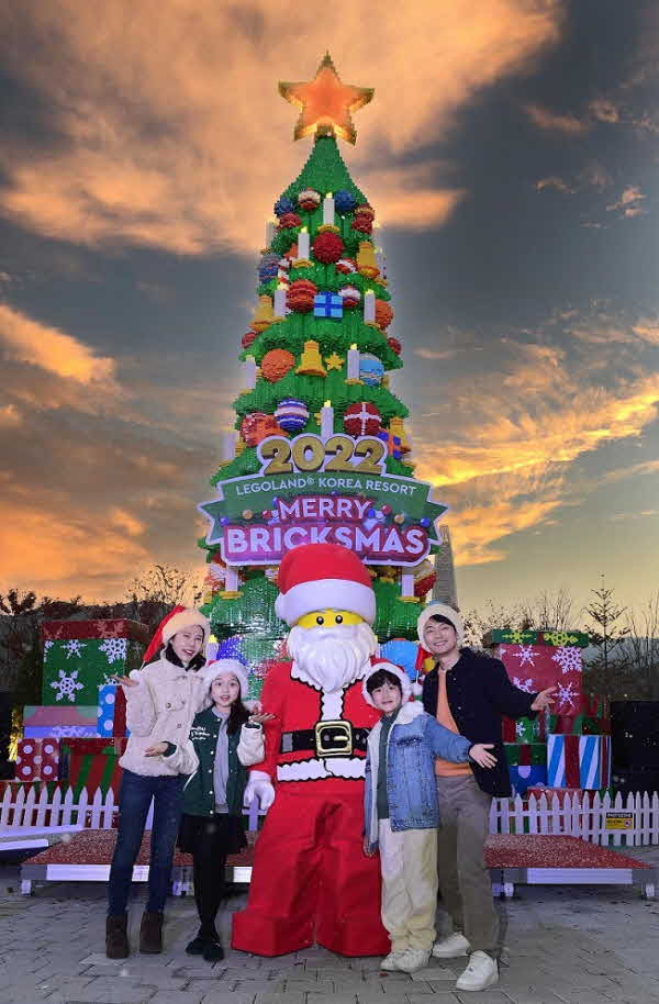 [사진 2]  매일 오후5시, 고객들과 함께 크리스마스 트리 점등식 진행.jpg