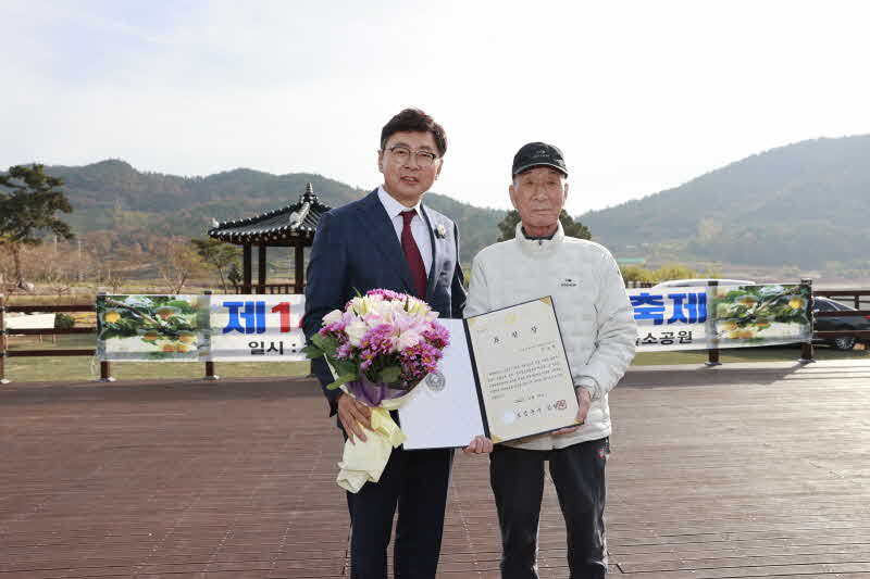 2. 1년 차(茶) 농사 끝내고 쉼표, 보성군 ‘소박한 차꽃축제’ 개최_300여 년 이상 된 차나무 2그루를 마을에 기증해준 안효원 씨에 대한 보성군수 표창.JPG