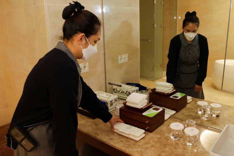 하이원 그랜드호텔 객실에 친환경 고체 어메니티를 비치하고 있다. (1).jpg