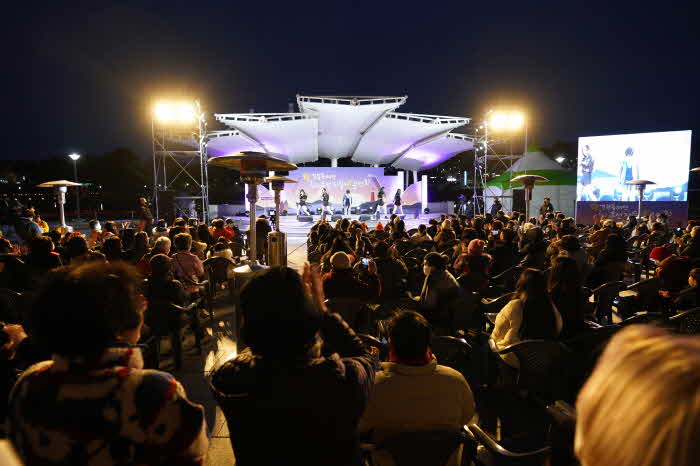 울진 등대음악회에 참여한 관광객들이 공연을 관람하고 있다.2.jpg