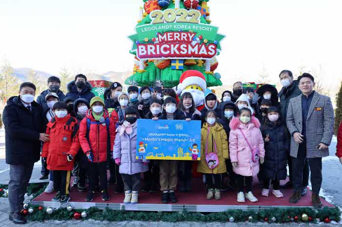 사진2-레고랜드 코리아가 크리스마스 맞아 강원도 지역아동 300명 초청행사 진행.JPG