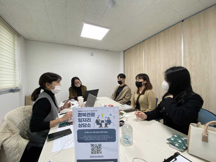 공사에서 컨설팅 지원과 일자라 상담을 진행하고 있다 (1).jpg
