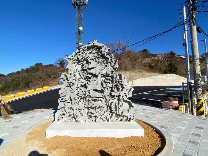 1.4+-+당포항+조망+품은+주앙멘데스+기념조형물+설치+4.jpeg.middle.jpg