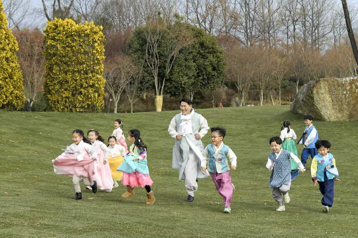 1.2023정원박람회 콘텐츠인 키즈가든 공개(노관규 순천시장과 어린이들).JPG