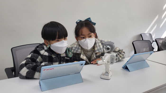 2.순봇의 기능을 체험하는 어린이들.jpg