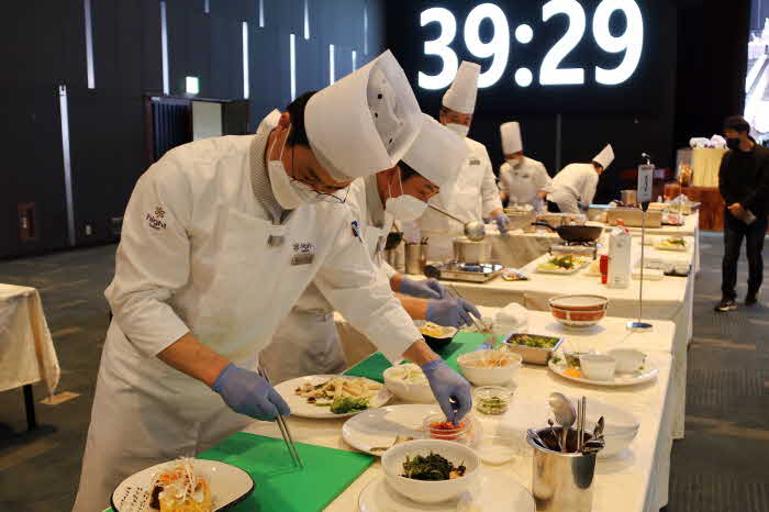 이날 우승한 신경찬  전용표 과장이 제한시간 내 바쁘게 제출작품을 만들고 있다..JPG
