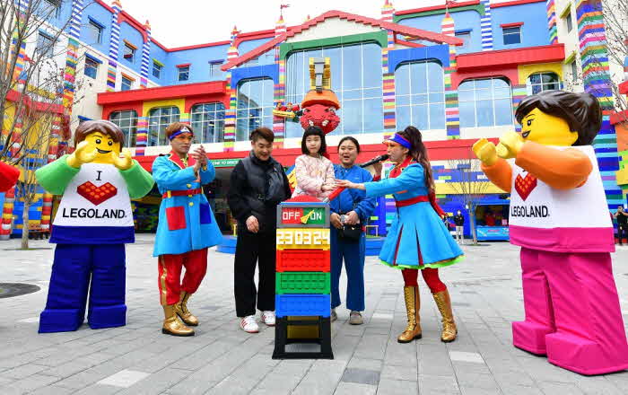 [사진2] 레고랜드 코리아 리조트가 3월 24일부터 새로운 시즌을 개막했다. 한 어린이 고객이 가족들과 함께 레고랜드를 가동하는 전원 레버를 올리는 퍼포먼스에 참여하고 있다..jpg