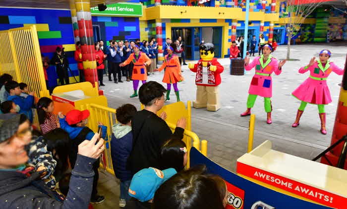 [사진3] 레고랜드 코리아 리조트가 3월 24일부터 새로운 시즌을 개막했다. 레고랜드의 글로벌 엔터테이너들이 오프닝 공연에서 관객들의 호응을 유도하고 있다..jpg