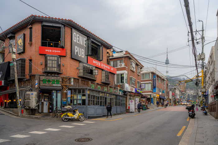 (사진3) 녹사평역에서 이어지는 해방촌 신흥로.JPG