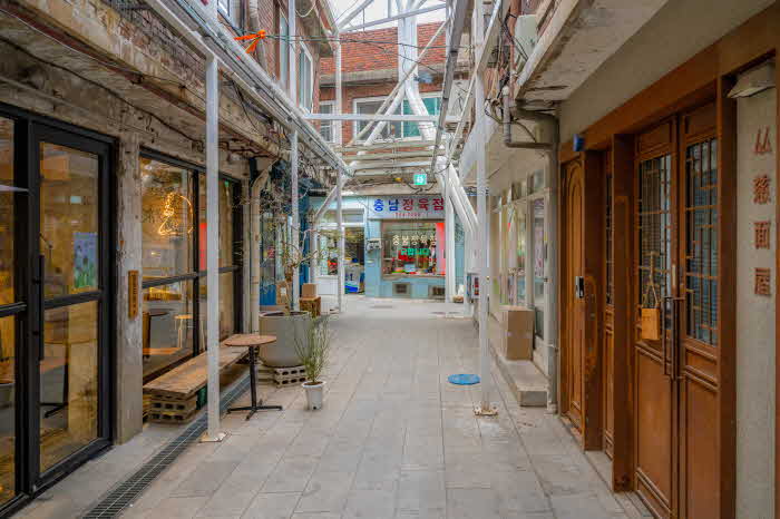 (사진4) 옛 시장을 리모델링한 신흥시장.JPG