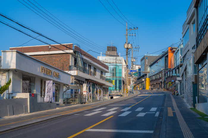 (사진7) 경리단길, 다양한 상점들이 들어서 있다.JPG