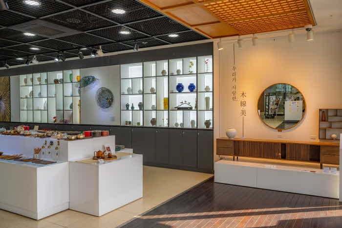 (사진10) 용산공예관 1층의 전시 및 판매장.JPG