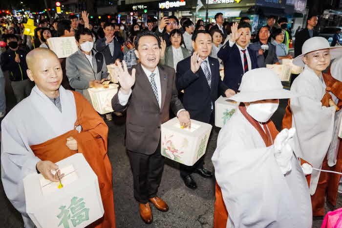 수원연등축제개막…이재준수원특례시장“연등의빛처럼화합의빛이우리사회밝게비추길”(1).jpg