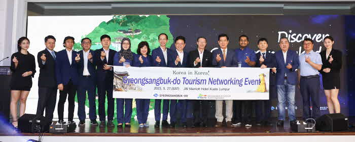 말레이시아여행사협회 관광교류협력 MOU2(말레이시아여행사협회장과 현지 여행 에이전시 관계자들 등).JPG