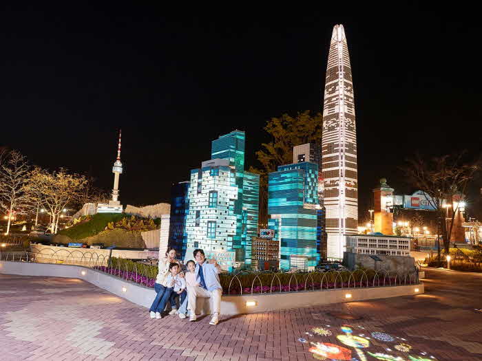 [사진] 레고랜드 코리아가 호텔 투숙객을 위한 '미니랜드 야간투어' 프로그램을 출시.jpg