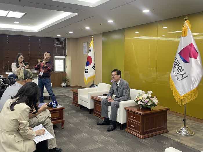 참고자료(중국TV방송사 인터뷰)-썸네일용.jpg