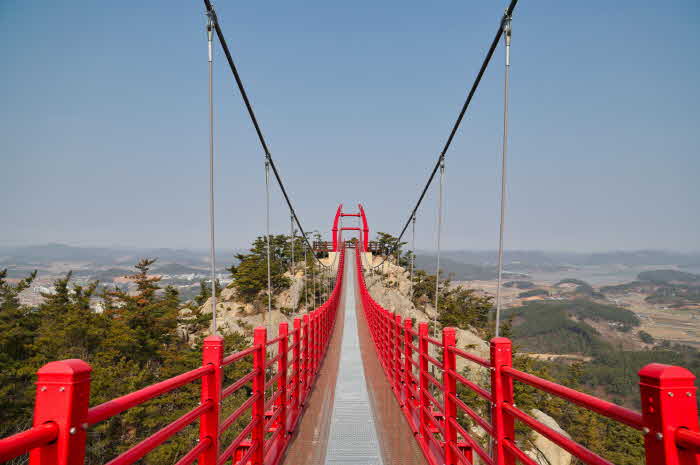 백화산 인기 관광지로 우뚝 1(백화산 구름다리).jpg