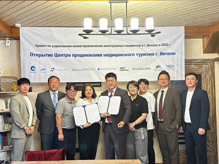 카자흐스탄 알마티 거점 온·오프 인천 의료관광 상담센터 개소 기념촬영.jpg