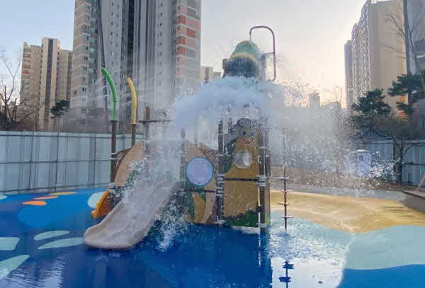 사진_2_중앙근린공원_물놀이터.jpg