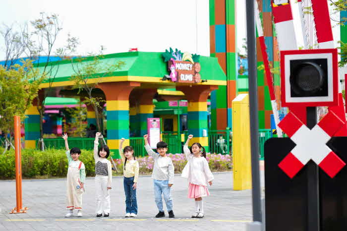 [사진1] '과학지식 찾으러 레고랜드 가자' 도슨트 투어 런칭.jpg