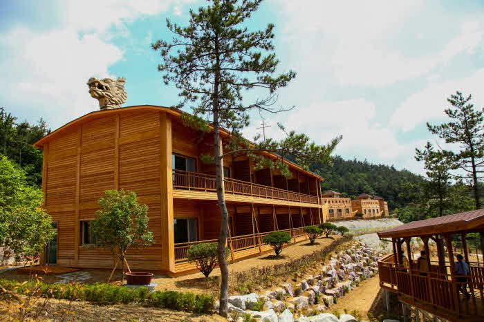 사진1)국립진도자연휴양림 거북선 모양의 산림문화휴양관(객실) 입니다..jpg