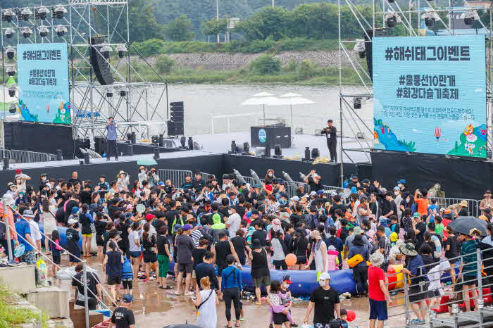 보도자료(제17회 철원 화강 다슬기축제)_10만개물풍선1.jpg