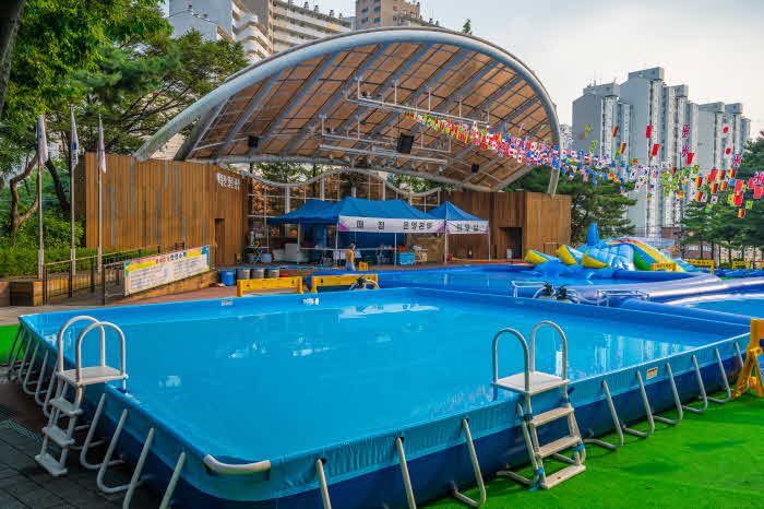 (사진9) 배봉산 열린광장에 설치된 어린이 물놀이장.jpg