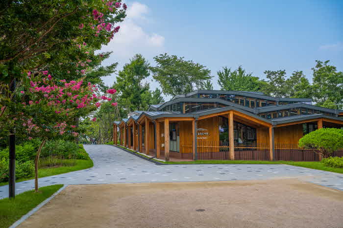 (사진5) 오동숲속도서관 외관, 지붕을 중첩되게 만든 것이 특징적이다..jpg