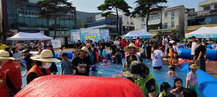 3.지난 12일 순천조례호수공원에서 열린 물충축제에 천여명이 참여하며 성황을 이뤘다2.jpg