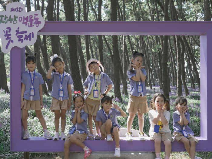 5일간 20만명 다녀간 ‘제1회 장항 맥문동 꽃 축제’ 성료!(맥문동 축제를 즐기는 장항어린이집 아이들).jpg