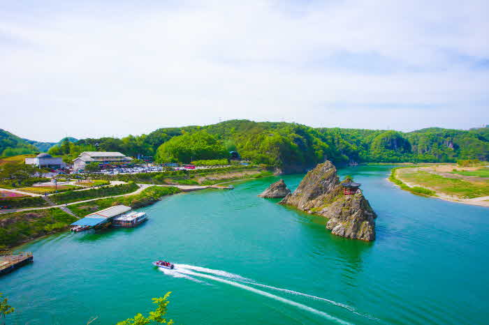 보도1)도담삼봉 쾌속 보트 이용하는 관광객3.jpg