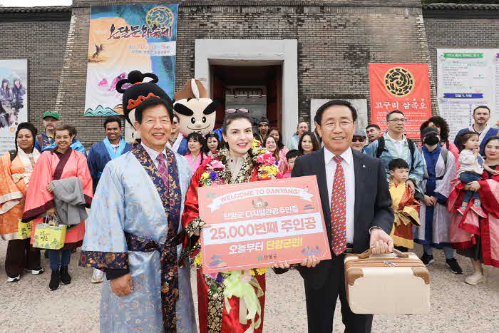 보도 2) 김문근 군수와 외국인 관광객.jpg