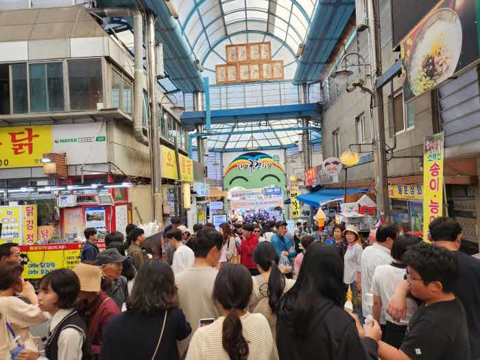 보도 1) 구경시장 관광객.jpg