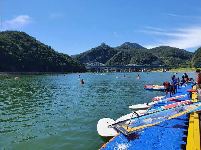 보도 1) 수상자전거, 카누 체험하는 관광객들.jpg