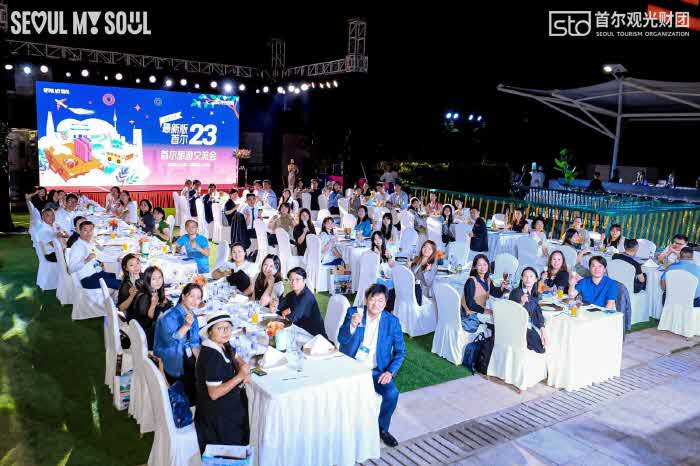 (대표사진) 광저우 서울관광설명회 참가자들의 단체 사진.jpg